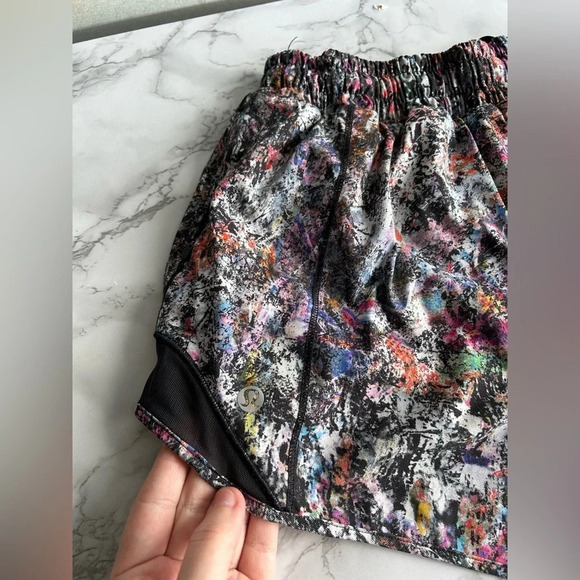 Lululemon Hotty Hot Short II Vitalize Multi / Black Size 6 Tall 4” Inseam Lined - Picture 5 of 9
